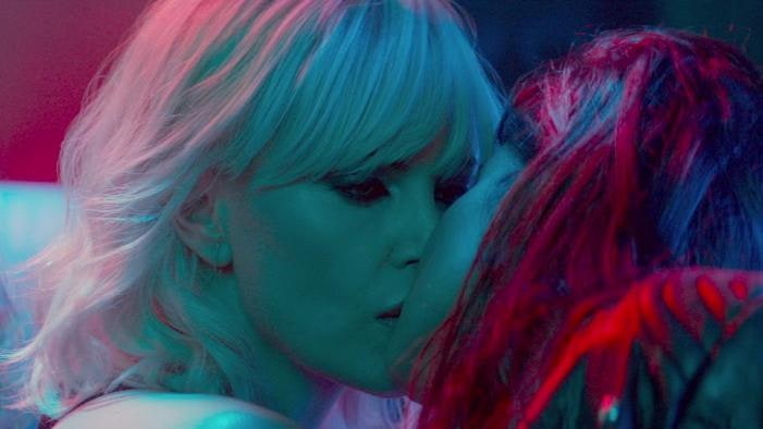 Лесби Поцелуй Шарлиз Терон И Софии Бутеллы – Взрывная Блондинка 2023