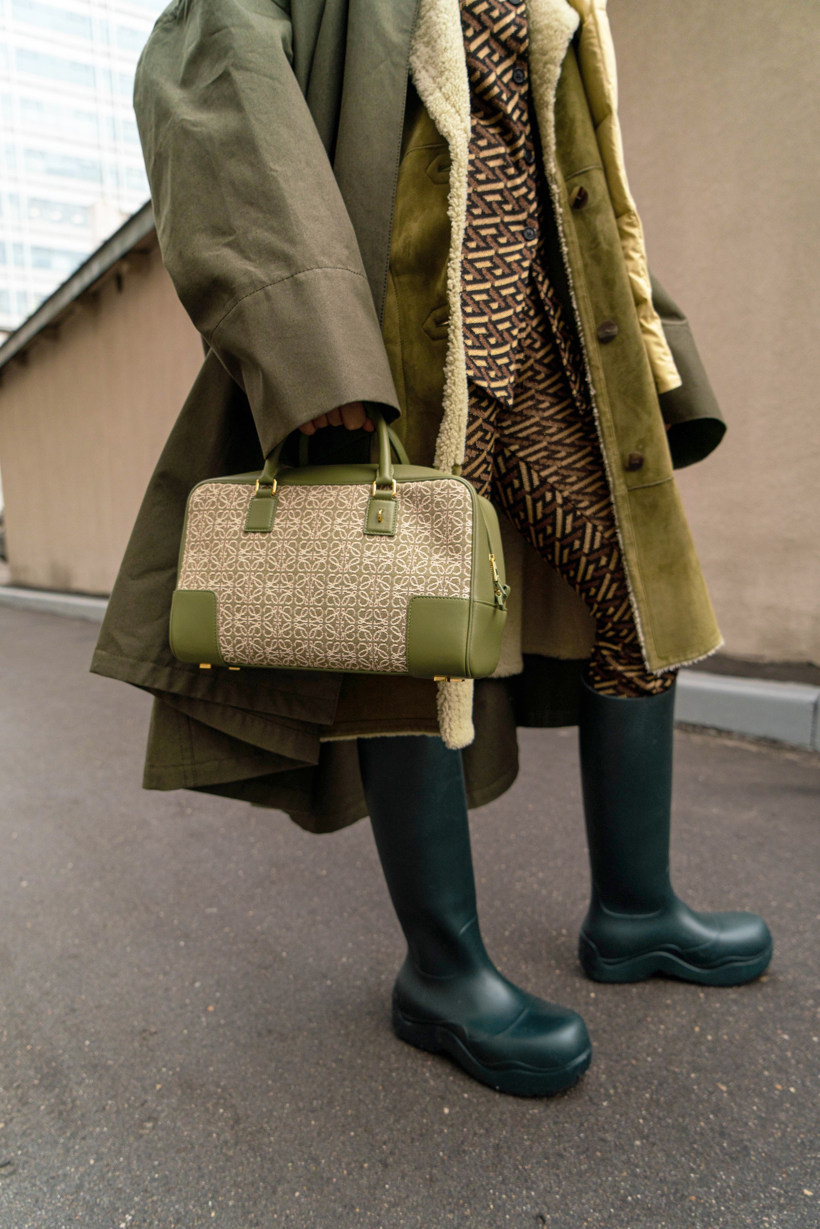 Пальто Loewe кардиган и брюки Versace сапоги Bottega Veneta сумка Loewe шарф Jil Sander — все tsum.ru