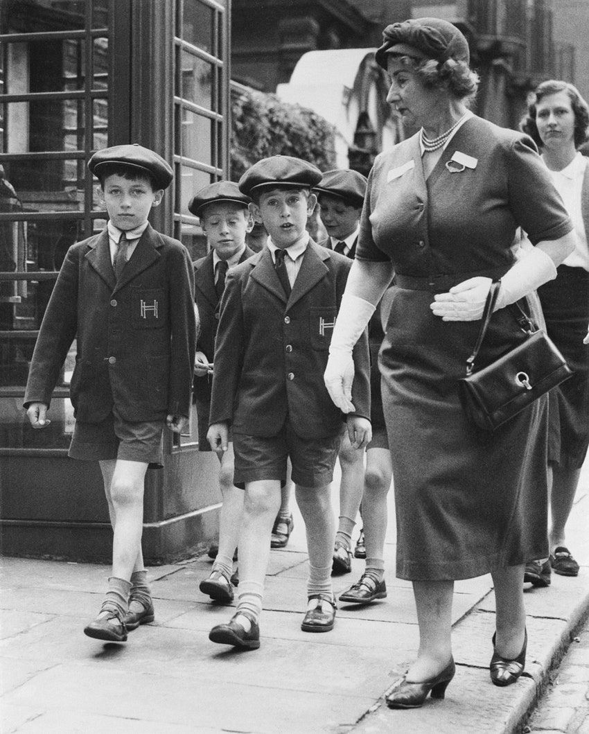 На про­­гулке с одноклассниками и классной дамой в Лондоне 1957.