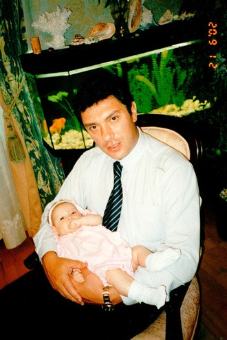 Борис Немцов с двухмесячной Диной. Первое «агу» досталось папе
