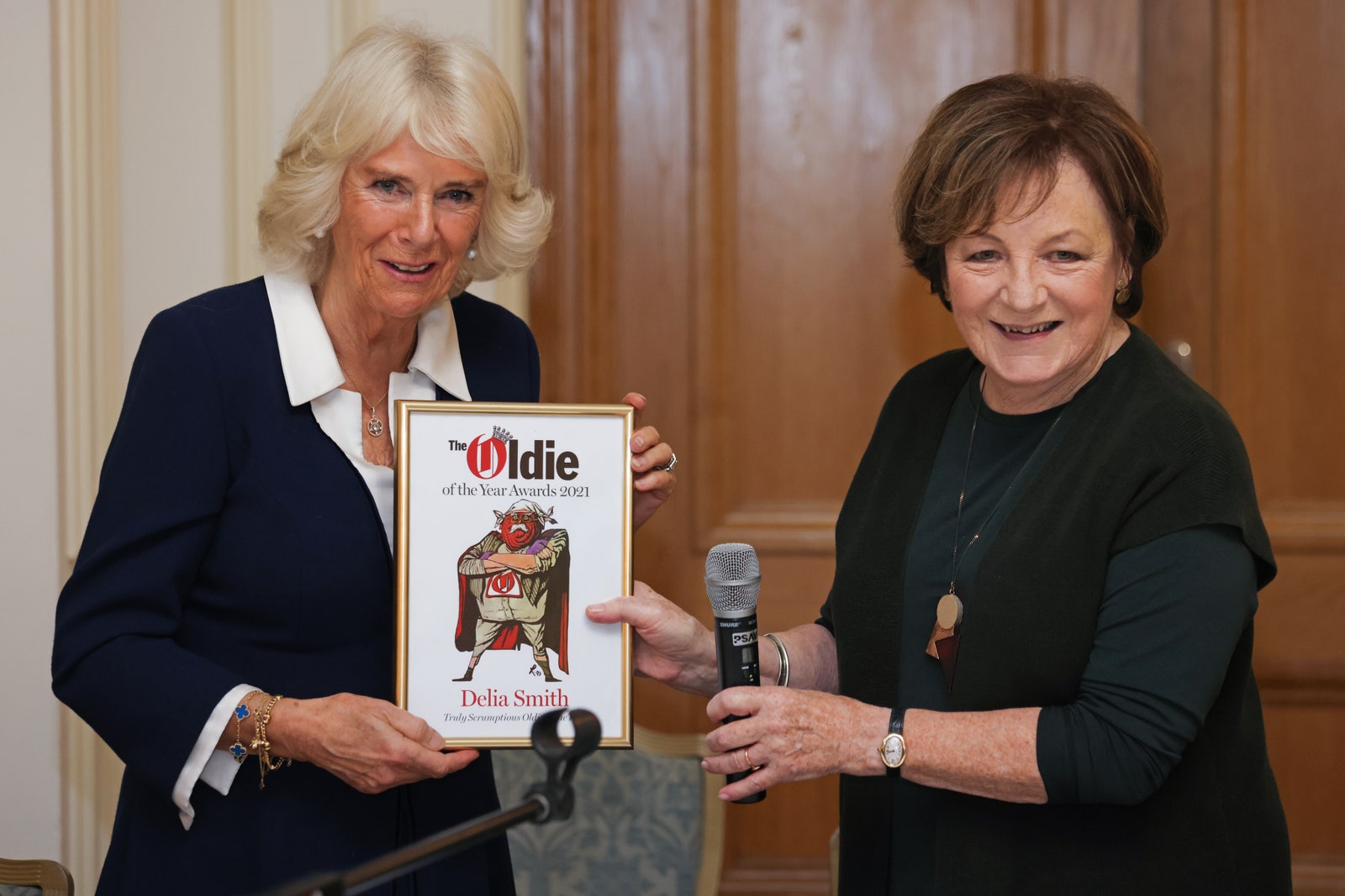 Герцогиня Камилла вручает премию Oldie of the Year автору кулинарных бестселлеров Делии Смит 19 октября 2021 год