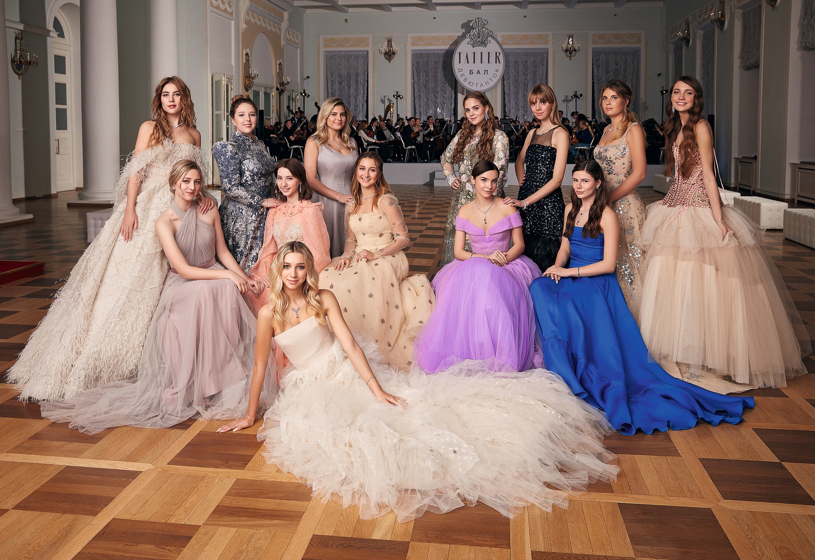 Слева направо на Кристине Кесаевой платье Rami Kadi Couture на Елизавете Яковлевой платье Alberta Ferretti Couture на...