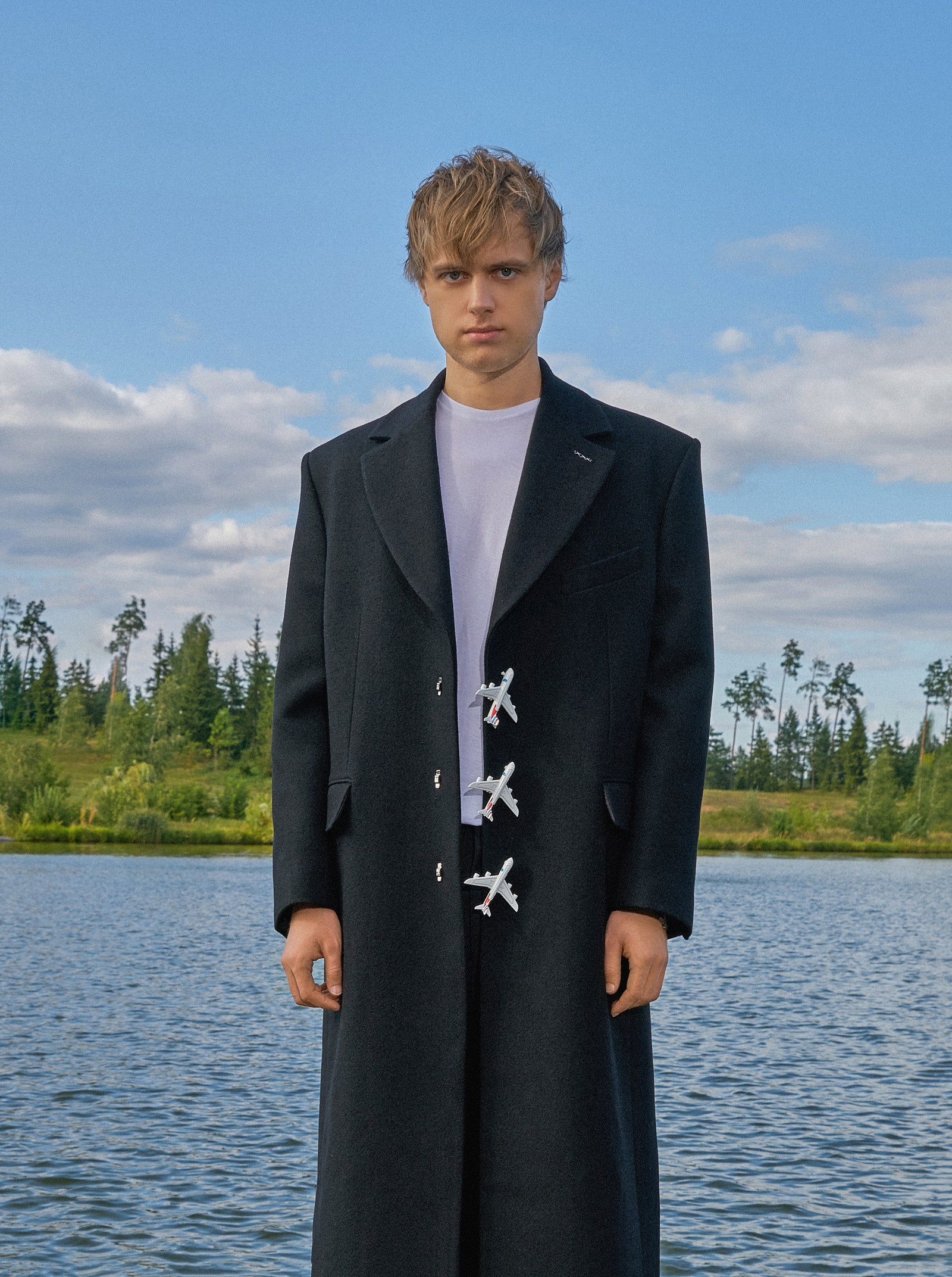 Шерстяное пальто LOUIS VUITTON хлопковая футболка RALPH LAUREN шерстяные брюки GIORGIO ARMANI.