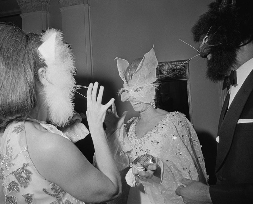 Главный редактор французского Vogue Франсуаза де Ланглад с мужем Оскаром де ла Рентой пришли в «кошачьих» масках