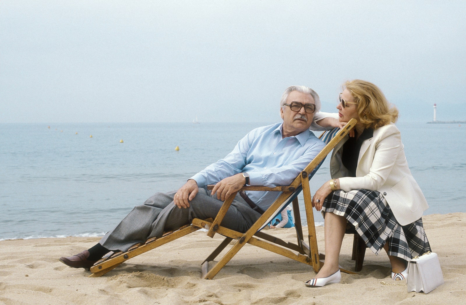 Режиссер Сергей Бондарчук с женой актрисой Ириной Скобцевой на пляже Лидо в Венеции 1983