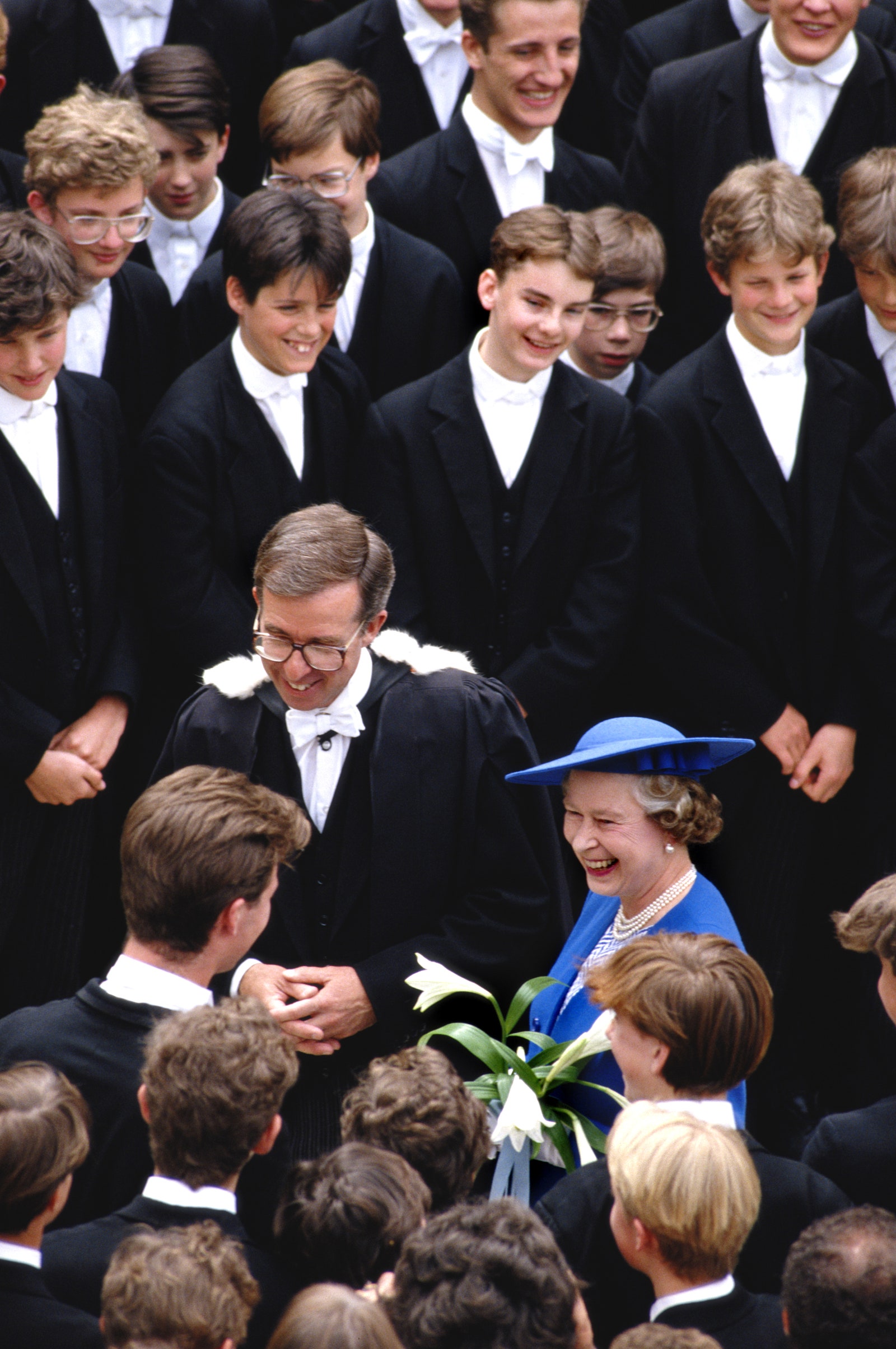 Королева Елизавета II с учениками Итонского колледжа 1990 год