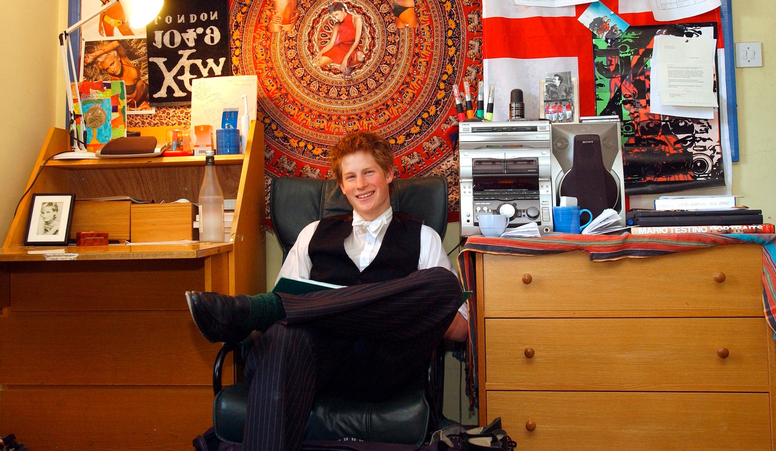 Принц Гарри в своей комнате в Итонском колледже 2003 год