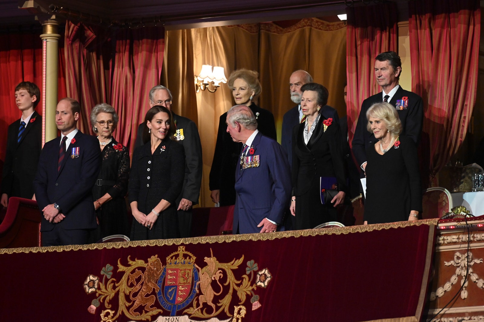 Кейт Миддлтон принц Уильям и другие члены королевской семьи почтили память павших воинов