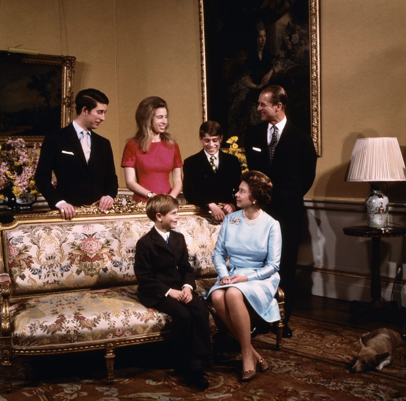 Елизавета II с семьей в Букингемском дворце