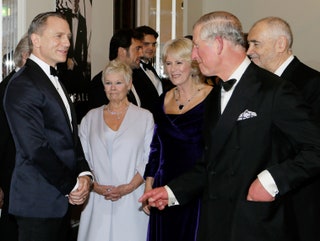 Дэниел Крейг Джуди Денч герцогиня Камилла иnbspпринц Чарльз наnbspпремьере фильма «007 Координаты Скайфолл» .