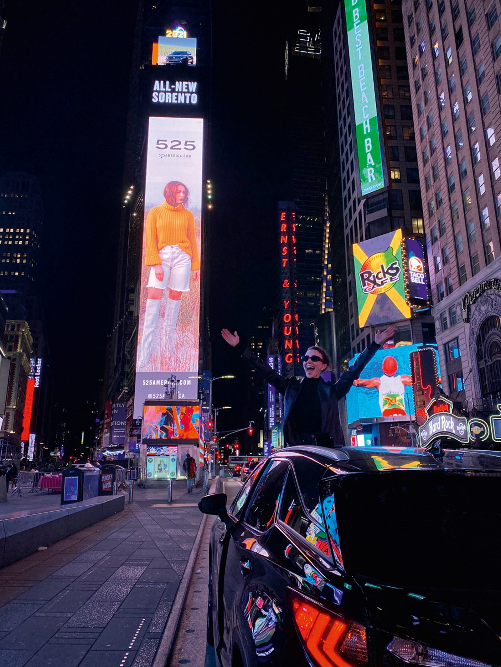 Маша на Таймссквер в НьюЙорке на фоне рекламы 525 America для которой она снялась.