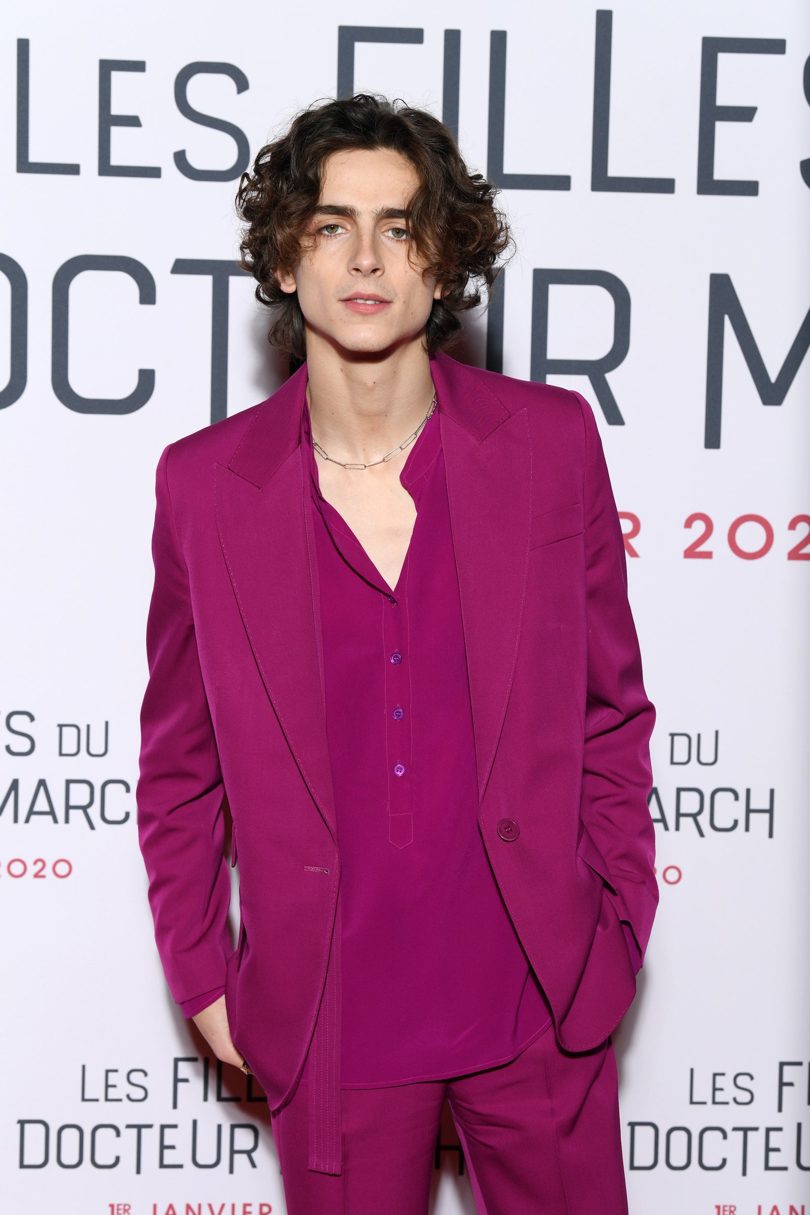 Розовый цвет пайетки и много украшений как Тимоти Шаламе меняет представления о мужском гардеробе