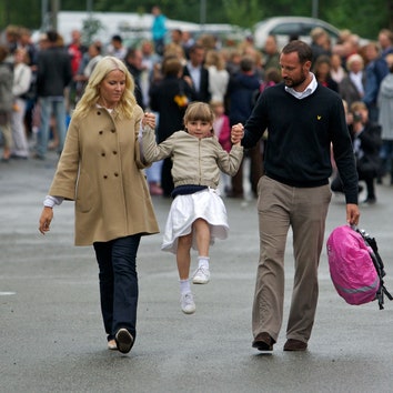 Представители королевских семей идут в школу: 20 фотографий о том, как это было