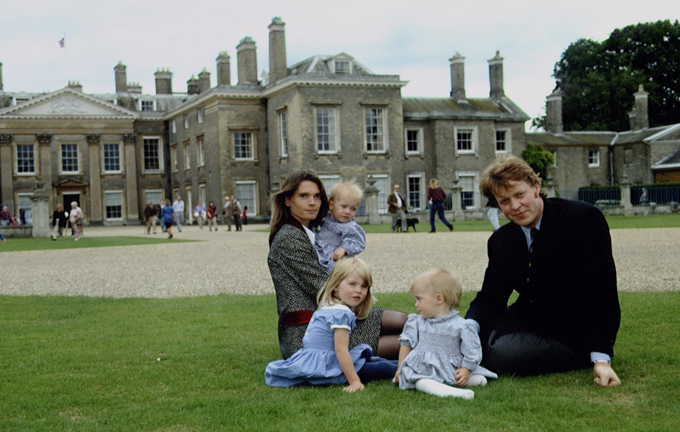 Чарльз и Виктория Спенсер с дочерьми Китти Элайзой и Амелией в поместье Элторп 1990е.