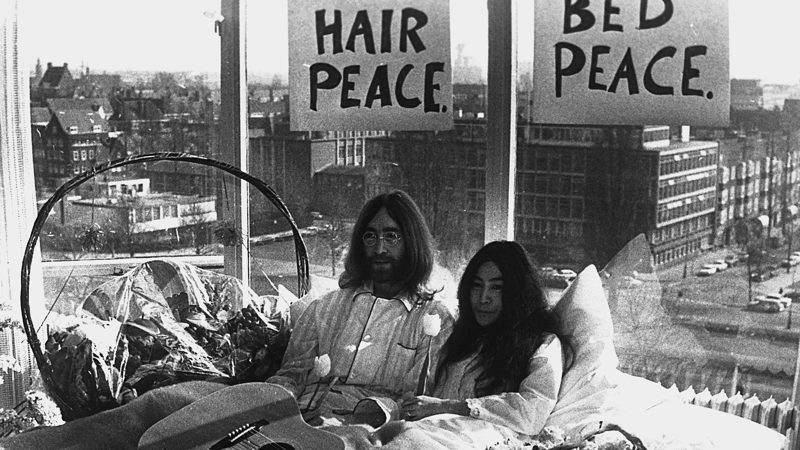 История одной фотографии Джон Леннон и Йоко Оно на лежачем протесте в амстердамском «Хилтоне»