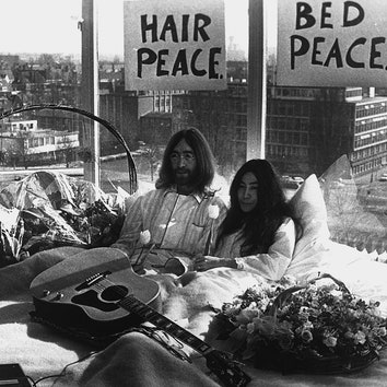 История одной фотографии: Джон Леннон и Йоко Оно на лежачем протесте в амстердамском «Хилтоне»