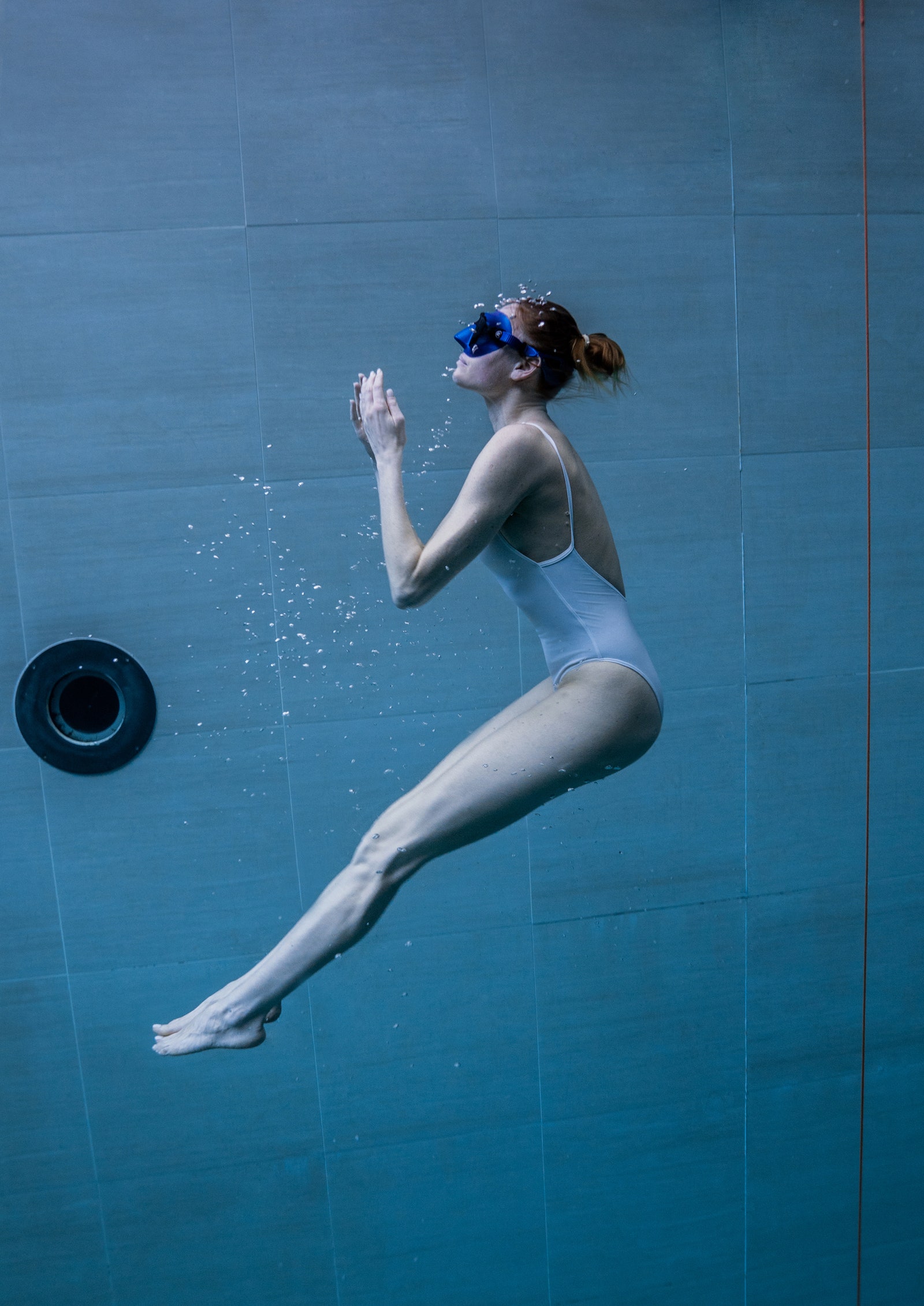 Актриса Любовь Толкалина в бассейне Y40 в Монтегротто.