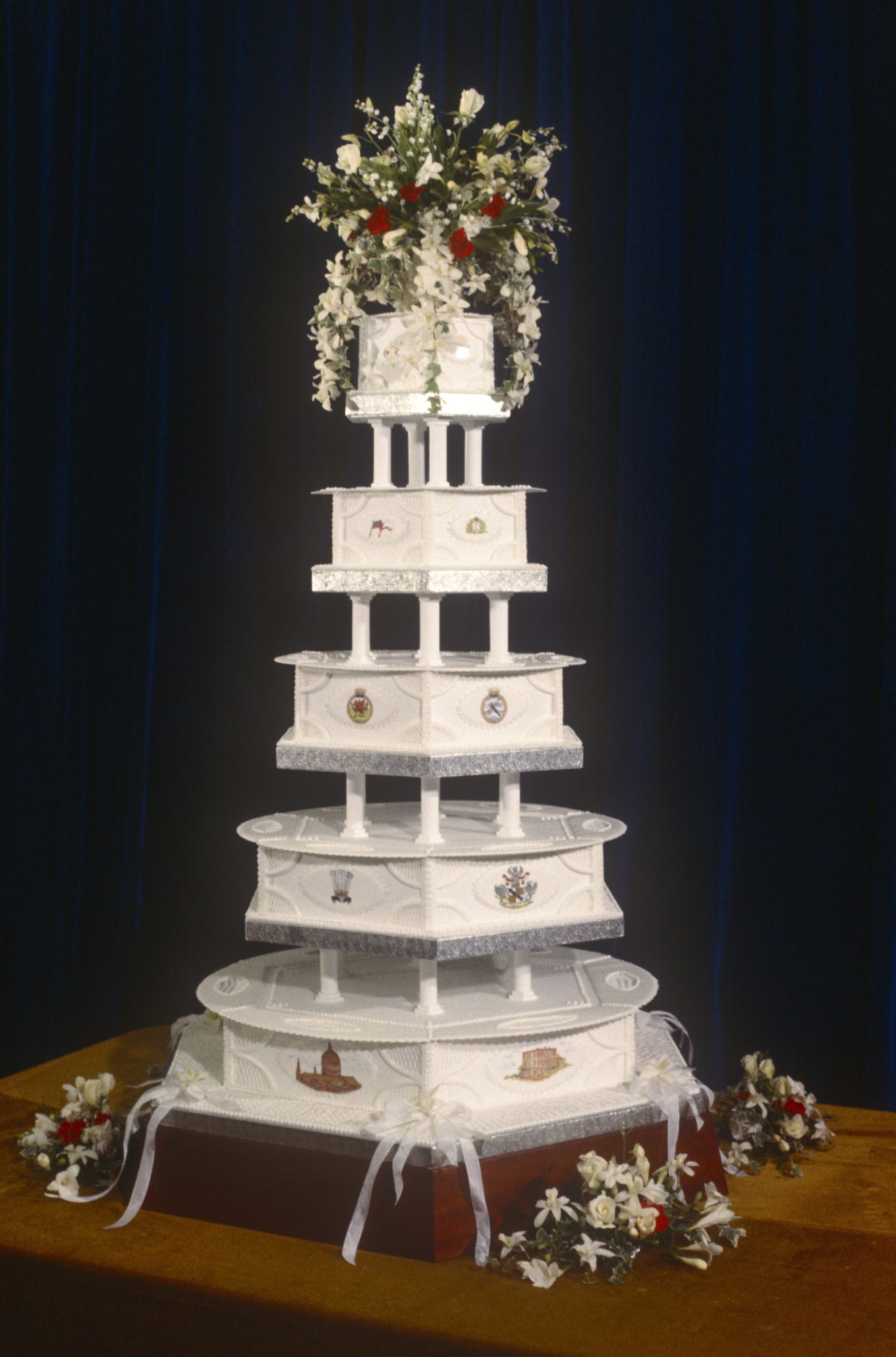 Любой желающий может стать обладателем куска свадебного торта принцессы Дианы и принца Чарльза