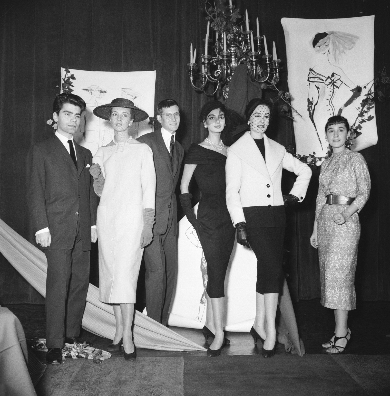 Карл Лагерфельд и Ив СенЛоран в окружении моделей 1954