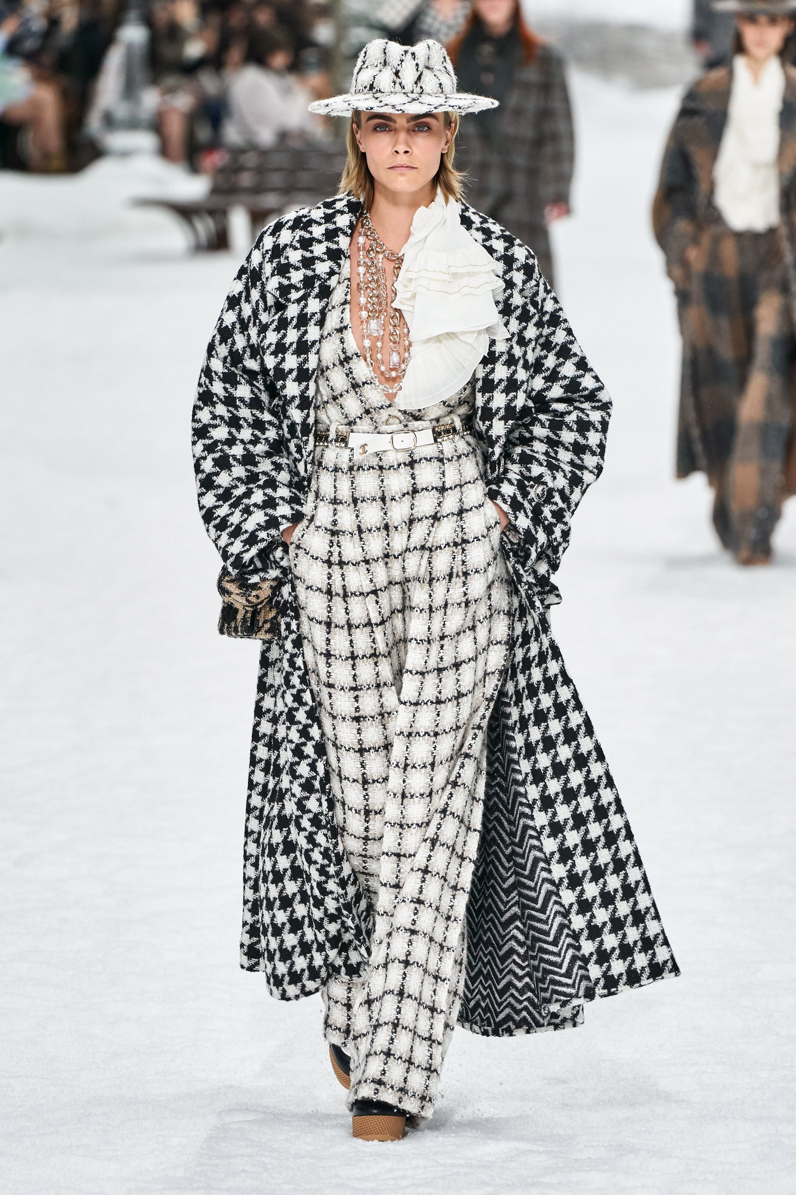 Кара Делевинь на показе Chanel осеньзима 201920