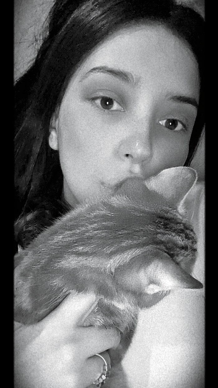 Элен Манасир с котом Жирафиком.