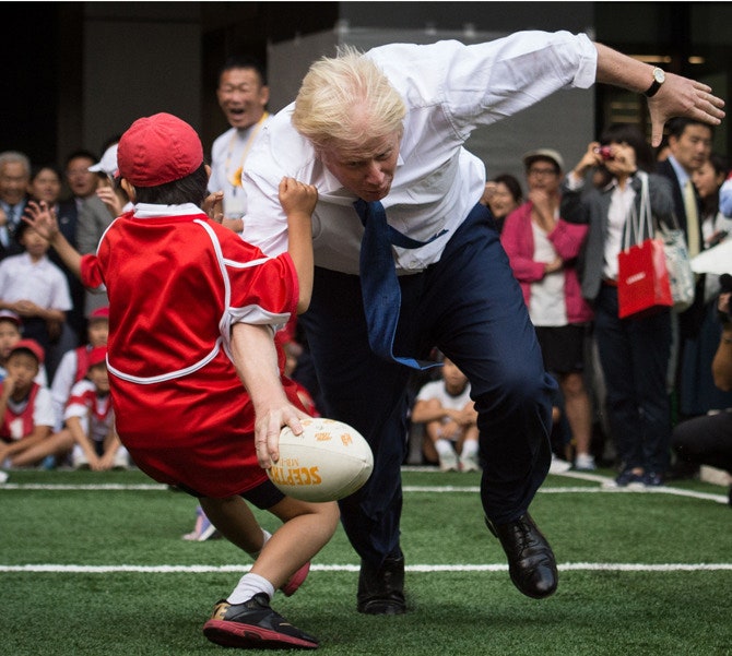 Сметая все на своем пути в 2015 году во время командировки в Японию Борис Джонсон играл с детьми в регби и так увлекся...