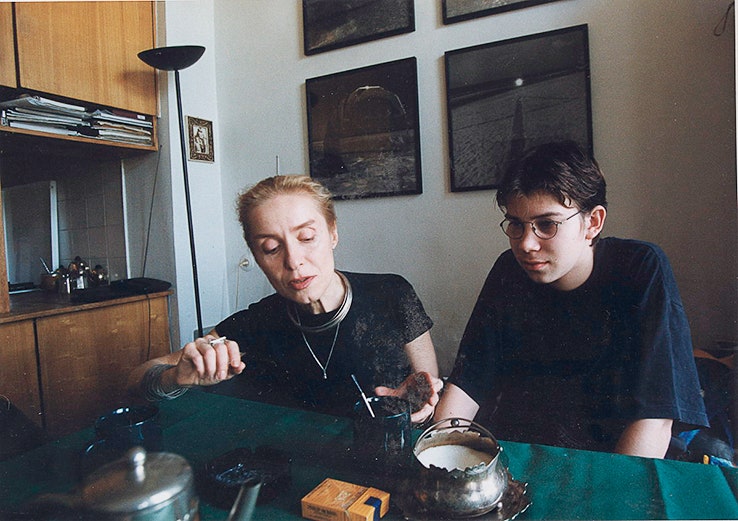 С сыном Тимофеем Парщиковым в Москве 1996.