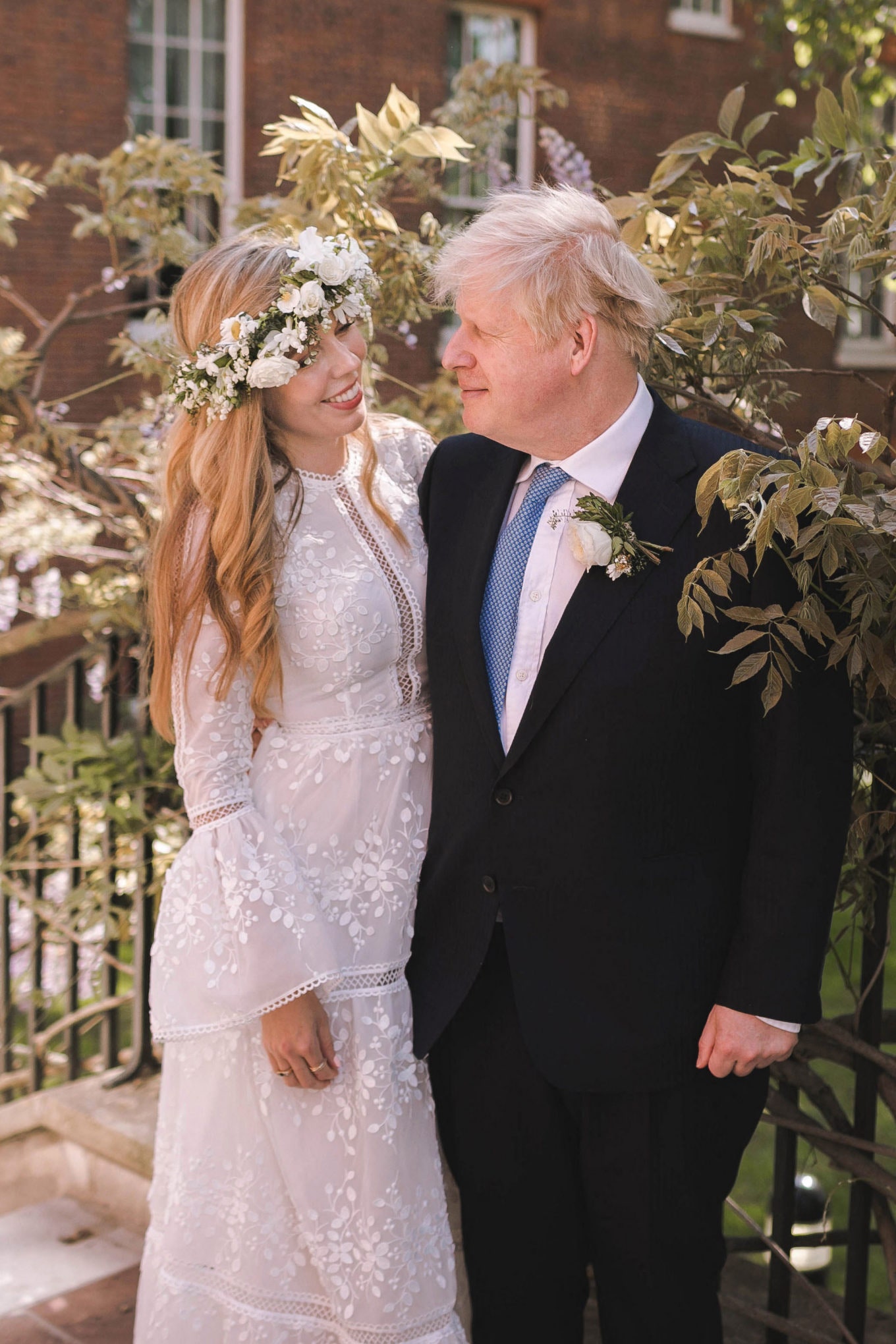 Кэрри и Борис Джонсон на своей свадьбе 29 мая 2021 года