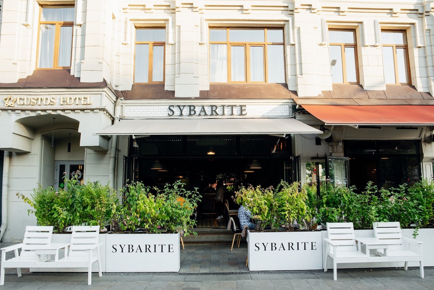 Городское кафе Sybarite