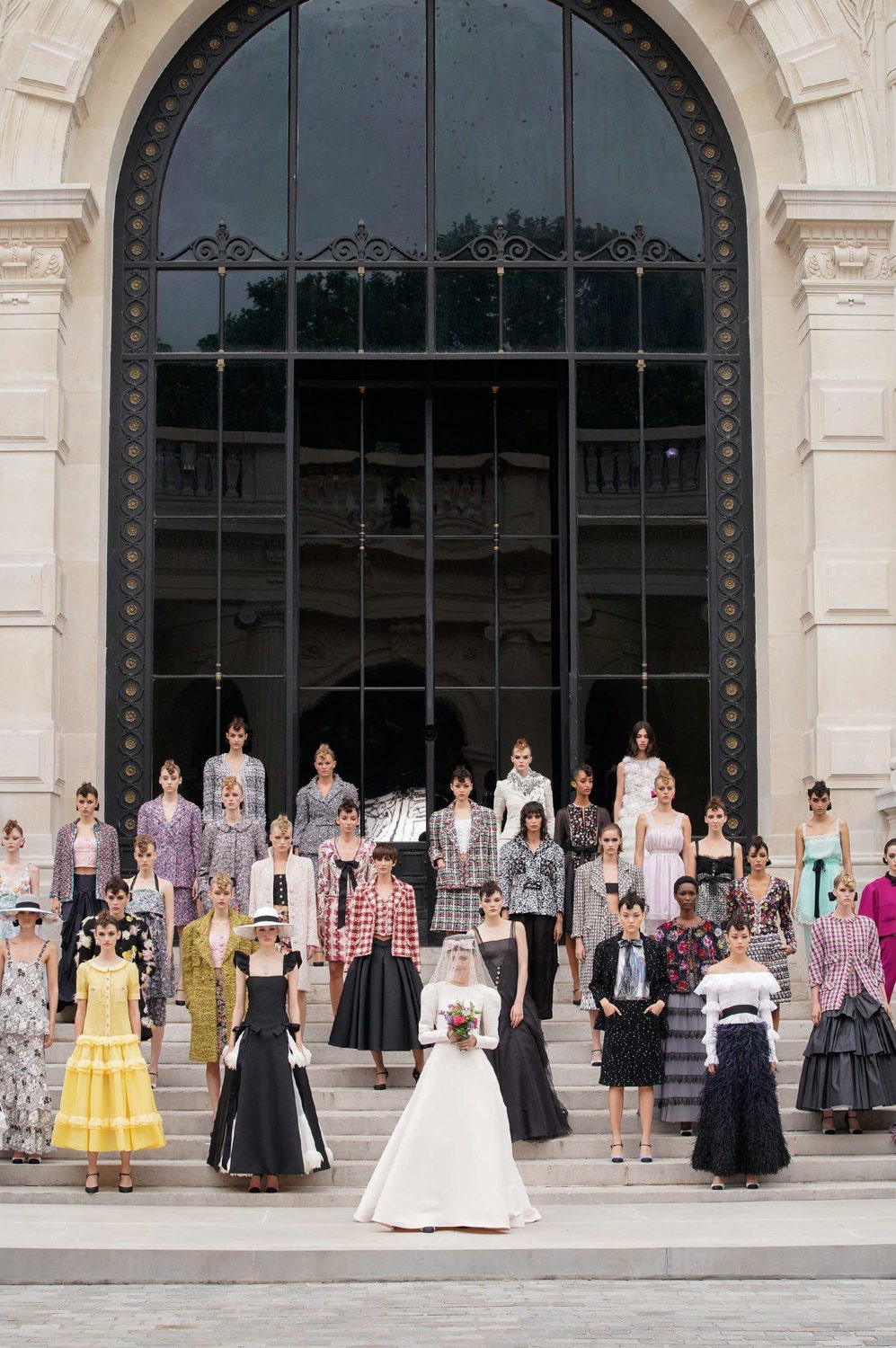 Финал показа Chanel Haute Couture осеньзима 2021