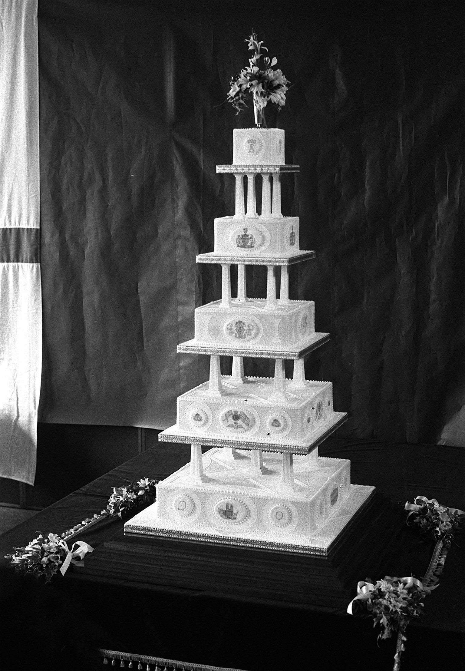 Свадебный торт принца Эндрю и Сары Фергюсон