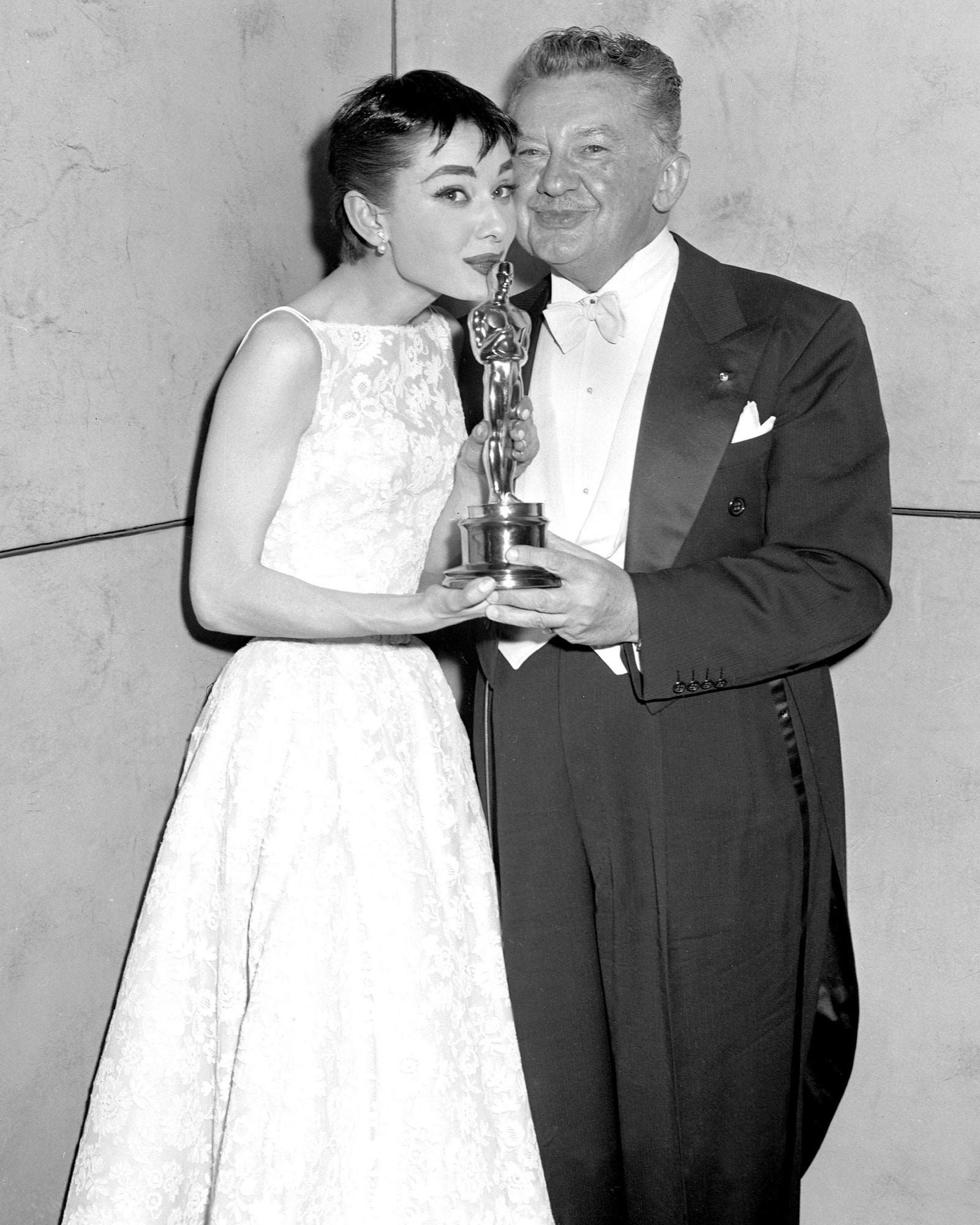 Одри Хепберн и Джин Хершолт на церемонии «Оскар» 1954 год
