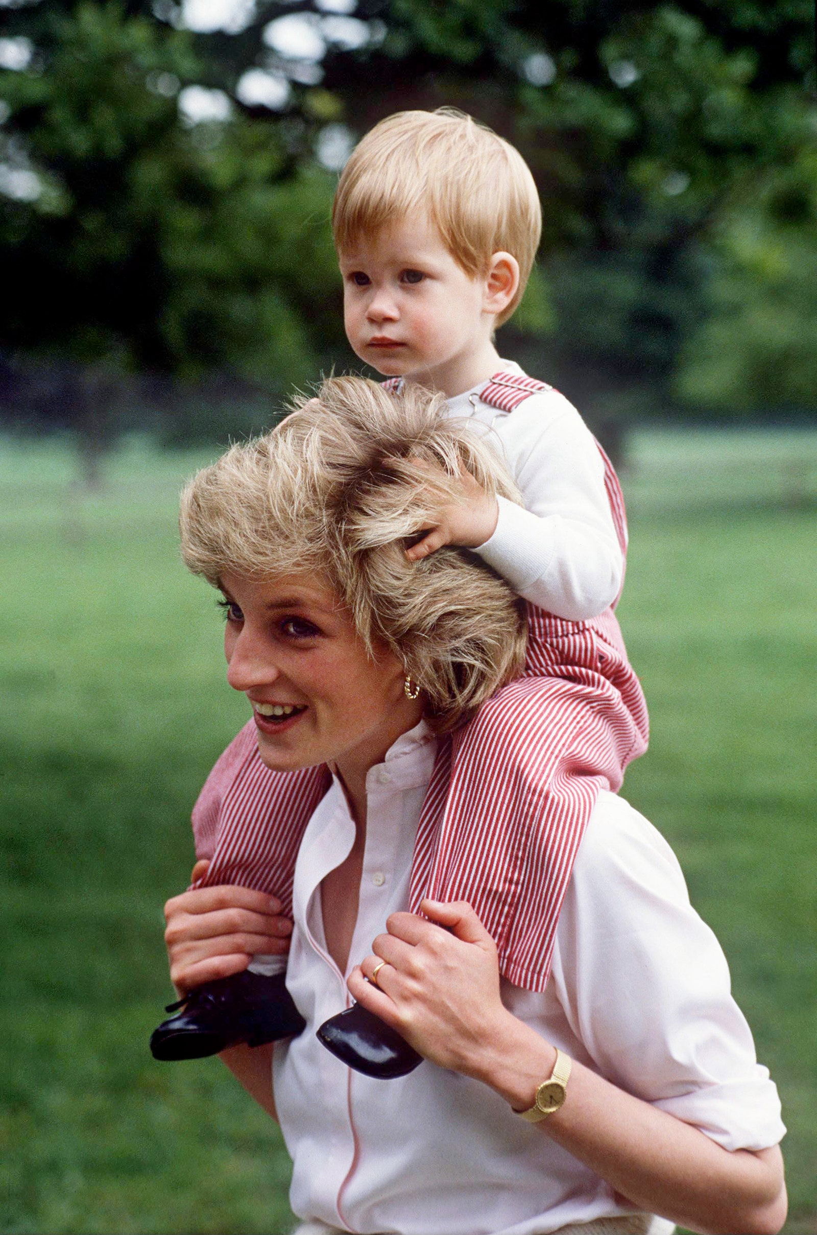 Принц Гарри на плечах у мамы 1986.