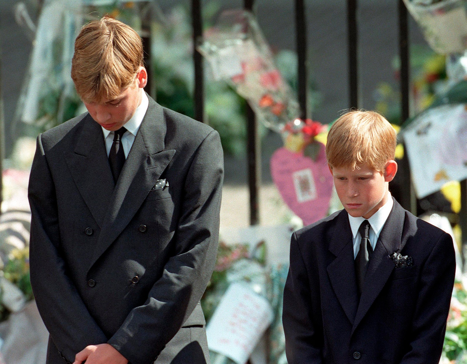 Принцы Уильям и Гарри на похоронах Дианы в Вестминстерском аббатстве 1997.