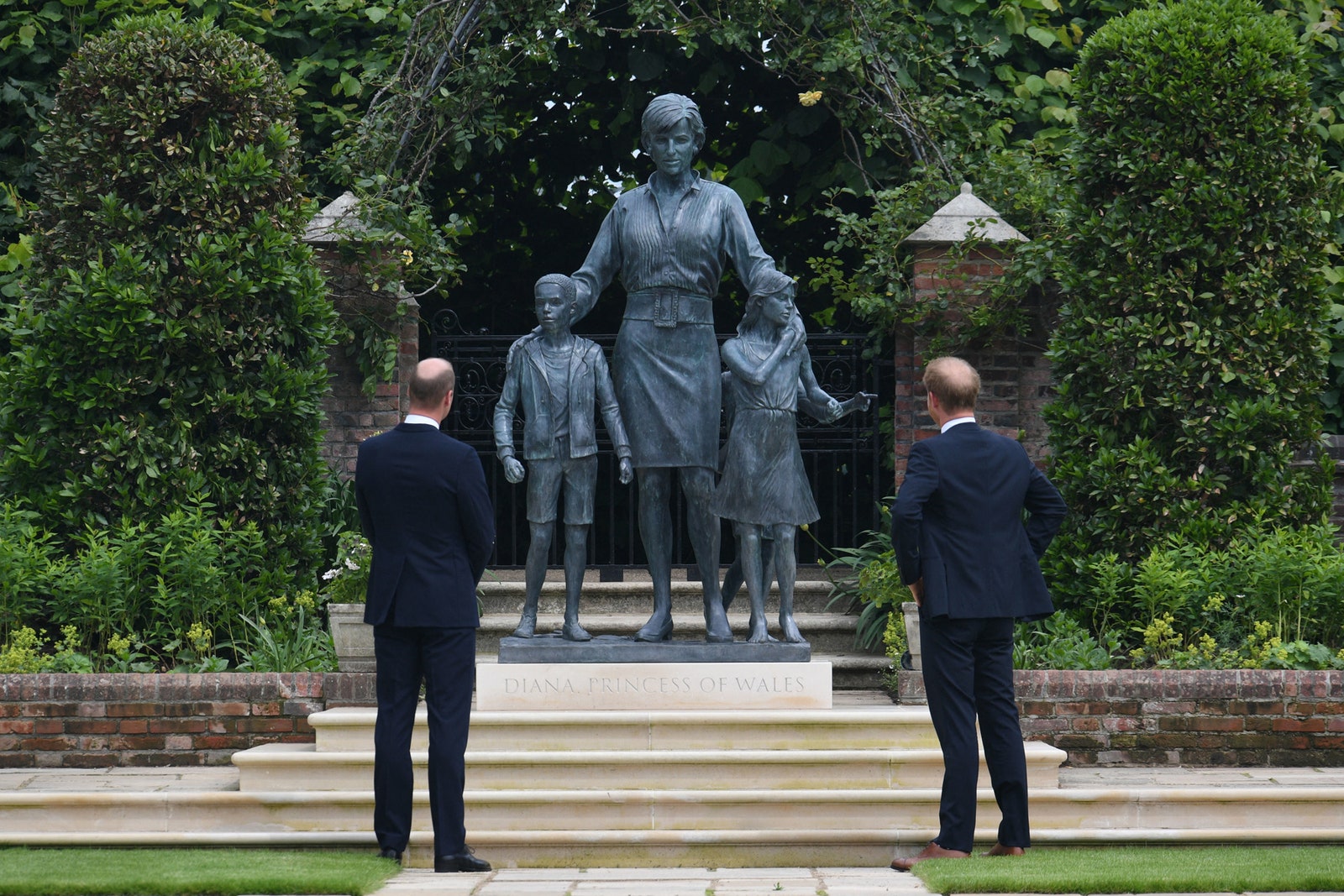 Принцы Уильям и Гарри на открытии памятника принцессе Диане 2021.