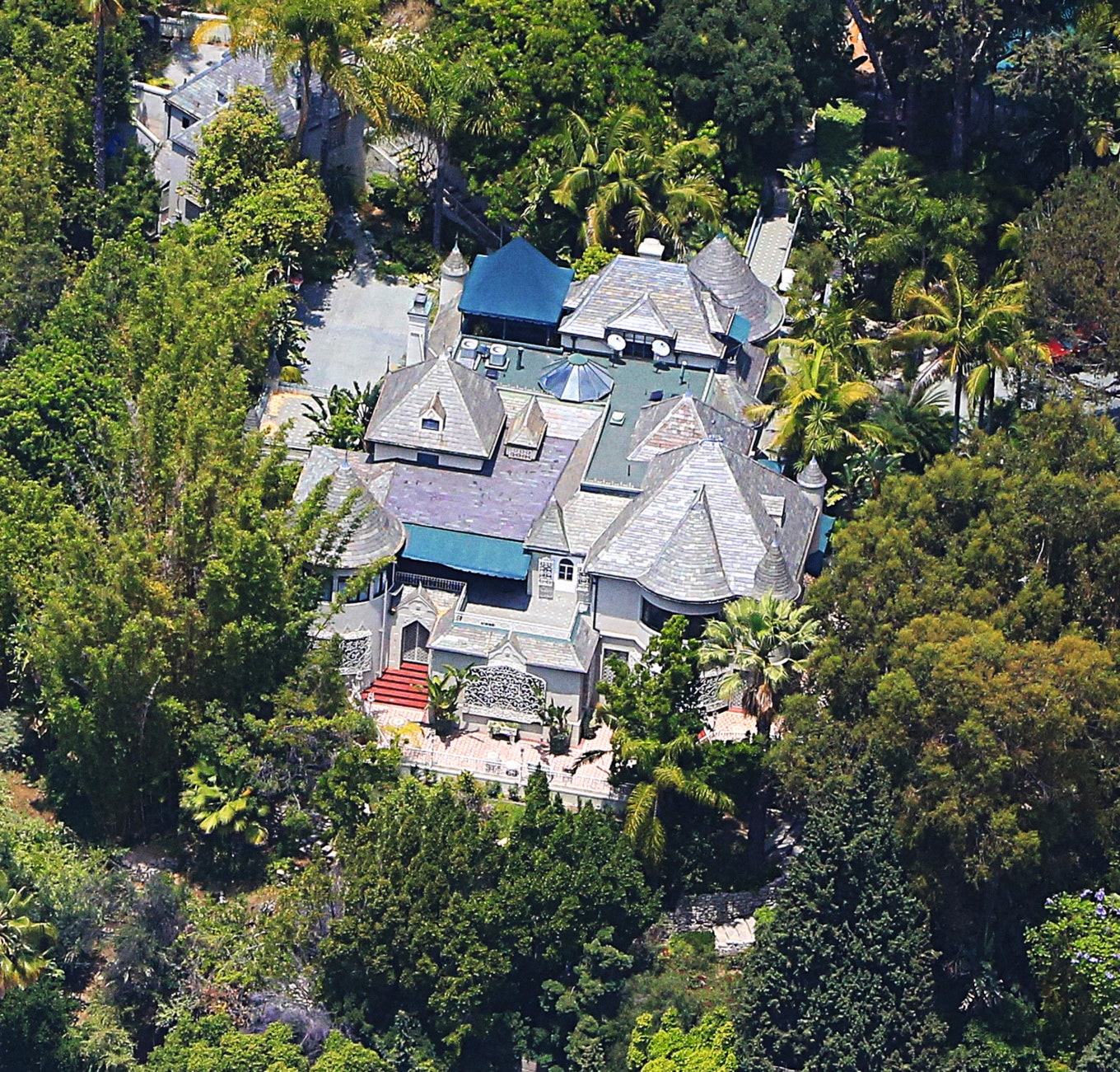 В ЛосАнджелесе Джонни Депп живет в «Замке Дракулы».