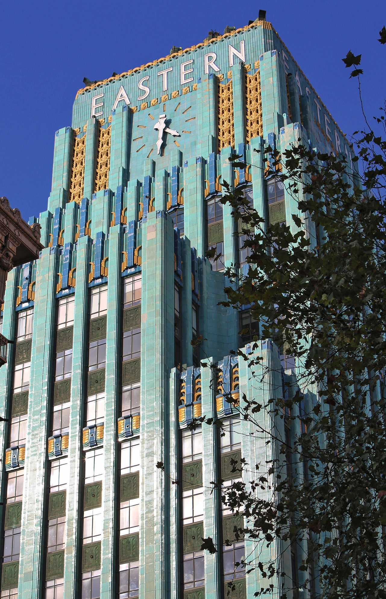 Пять соединенных пентхаусов в лосанджелесском The Eastern Columbia Building тоже принадлежат актеру.