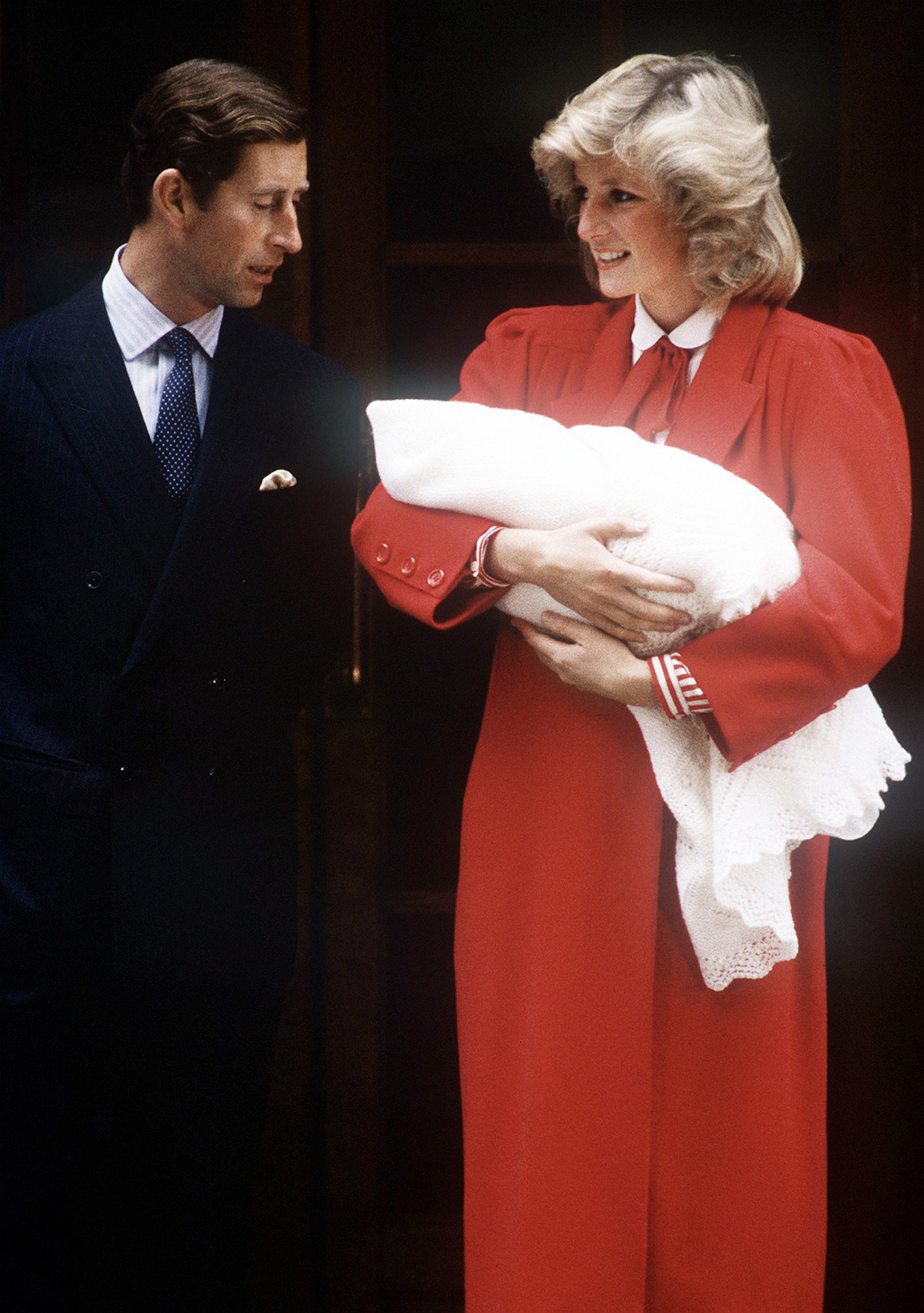 Принц Чарльз и принцесса Диана с новорожденным Гарри на руках