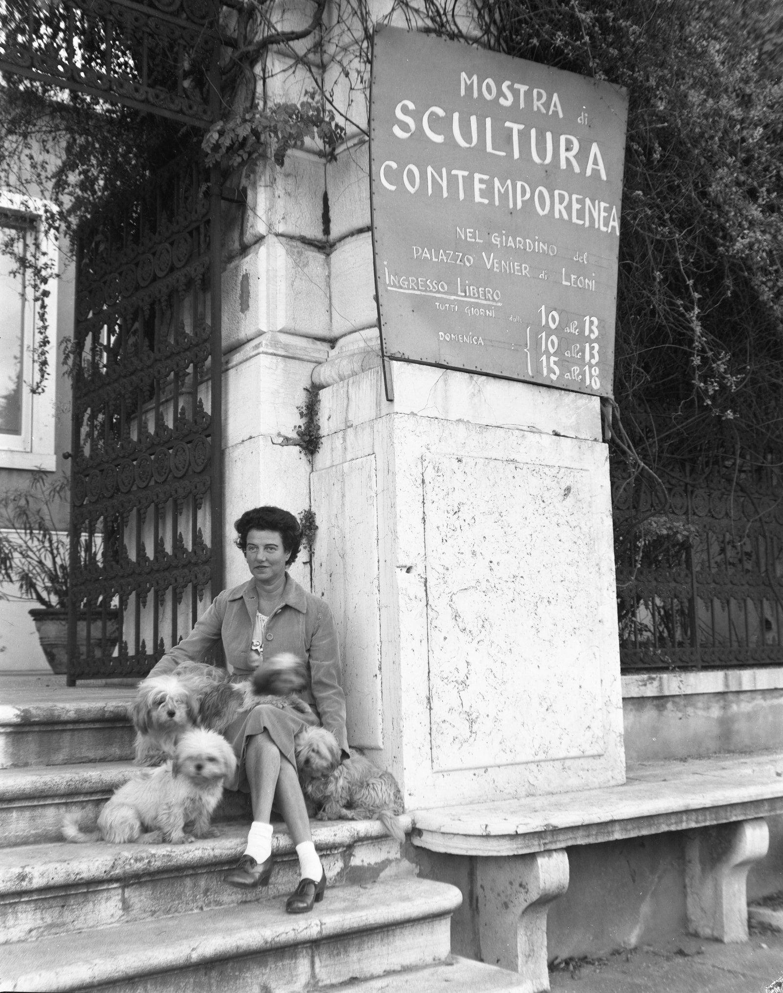 Пегги Гуггенхайм на ступеньках террасы своего палаццо 1949.