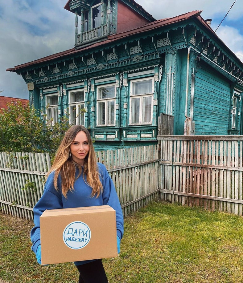 Дарина Краснова развозит пожилым людям коробки с продуктами.