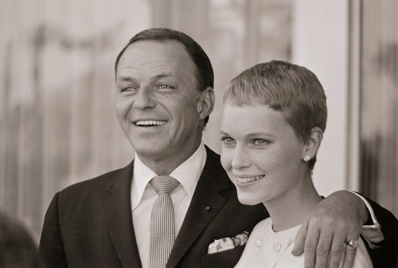 Фрэнк Синатра и Миа Фэрроу в день своей свадьбы 19 июня 1966 год