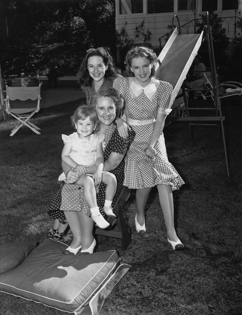 Джуди Гарленд с матерью Этель Мэрон Гамм сестрой Дороти Вирджинией Гамм и ее дочерью Юдалиной 1940.