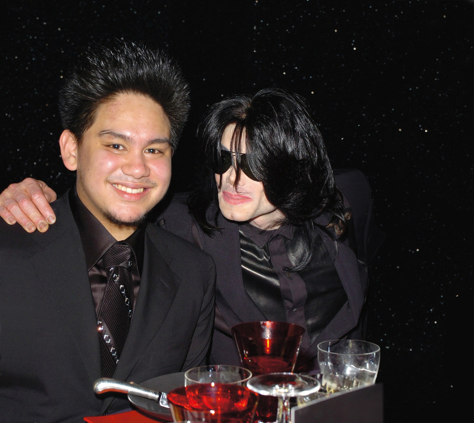Принц Азим с певцом Майклом Джексоном на своем дне рождения 2007.