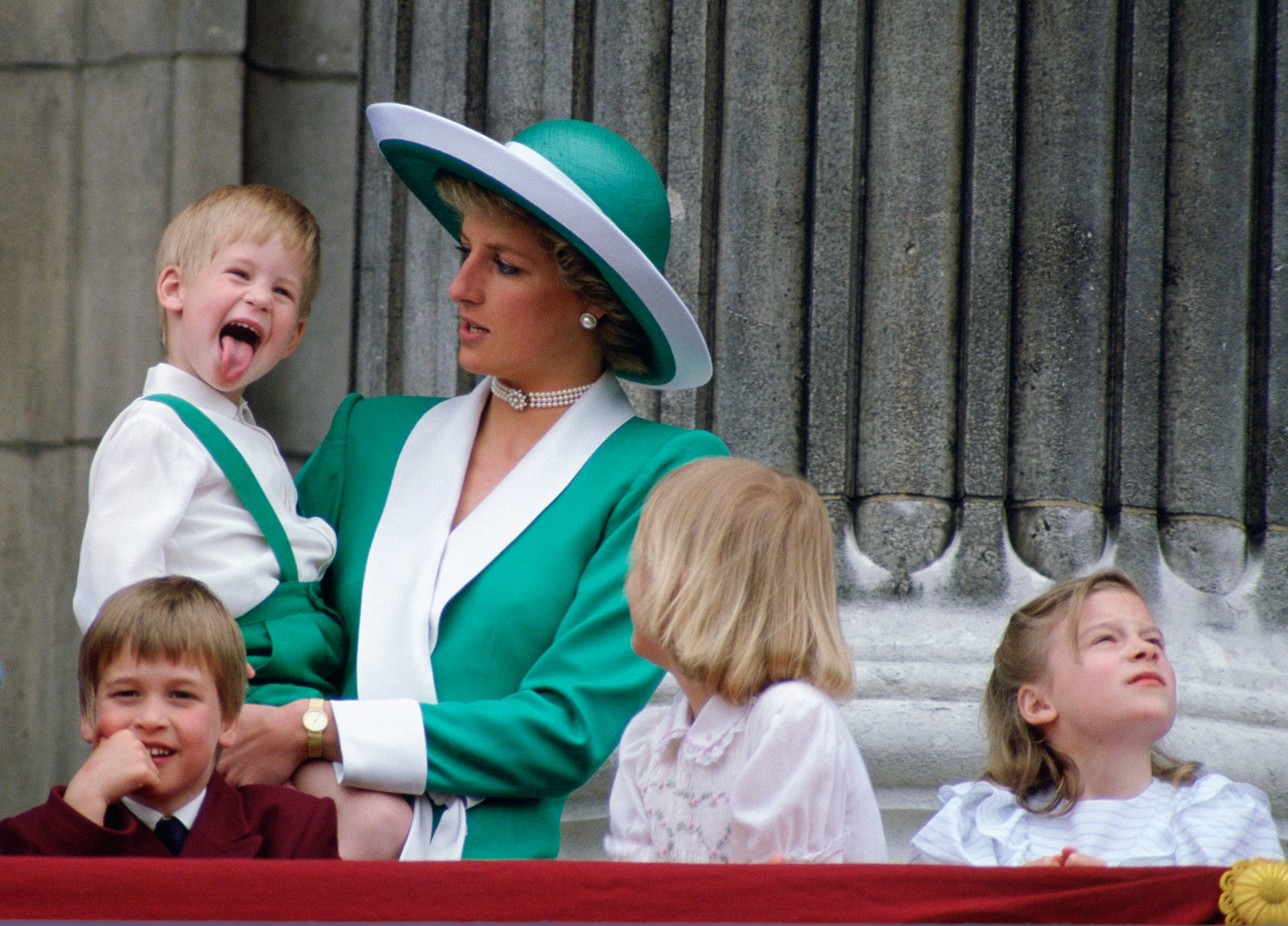 Почему королевская семья во вторую субботу июня выходит на балкон