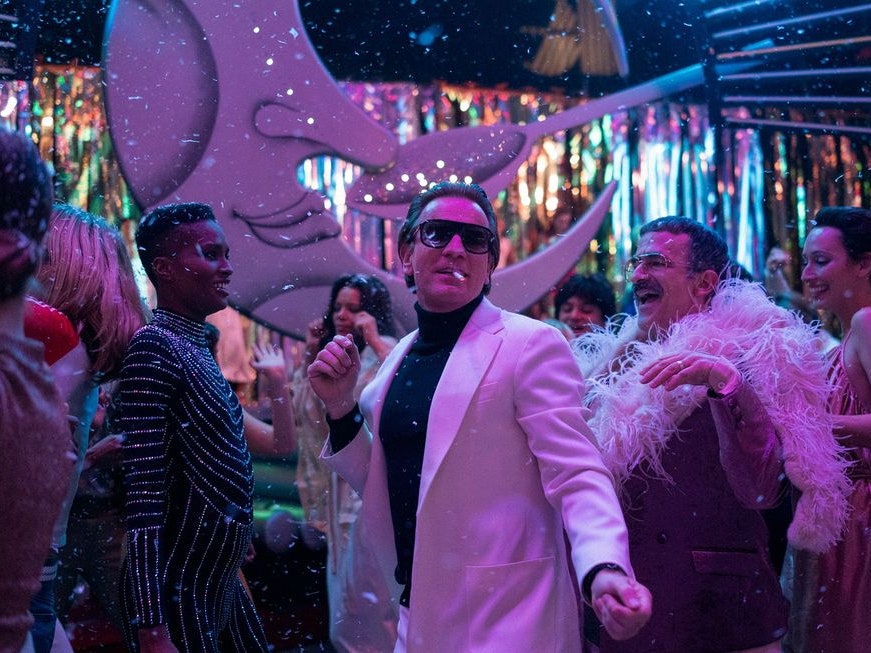 11 фильмов и сериалов про моду для зимних выходных