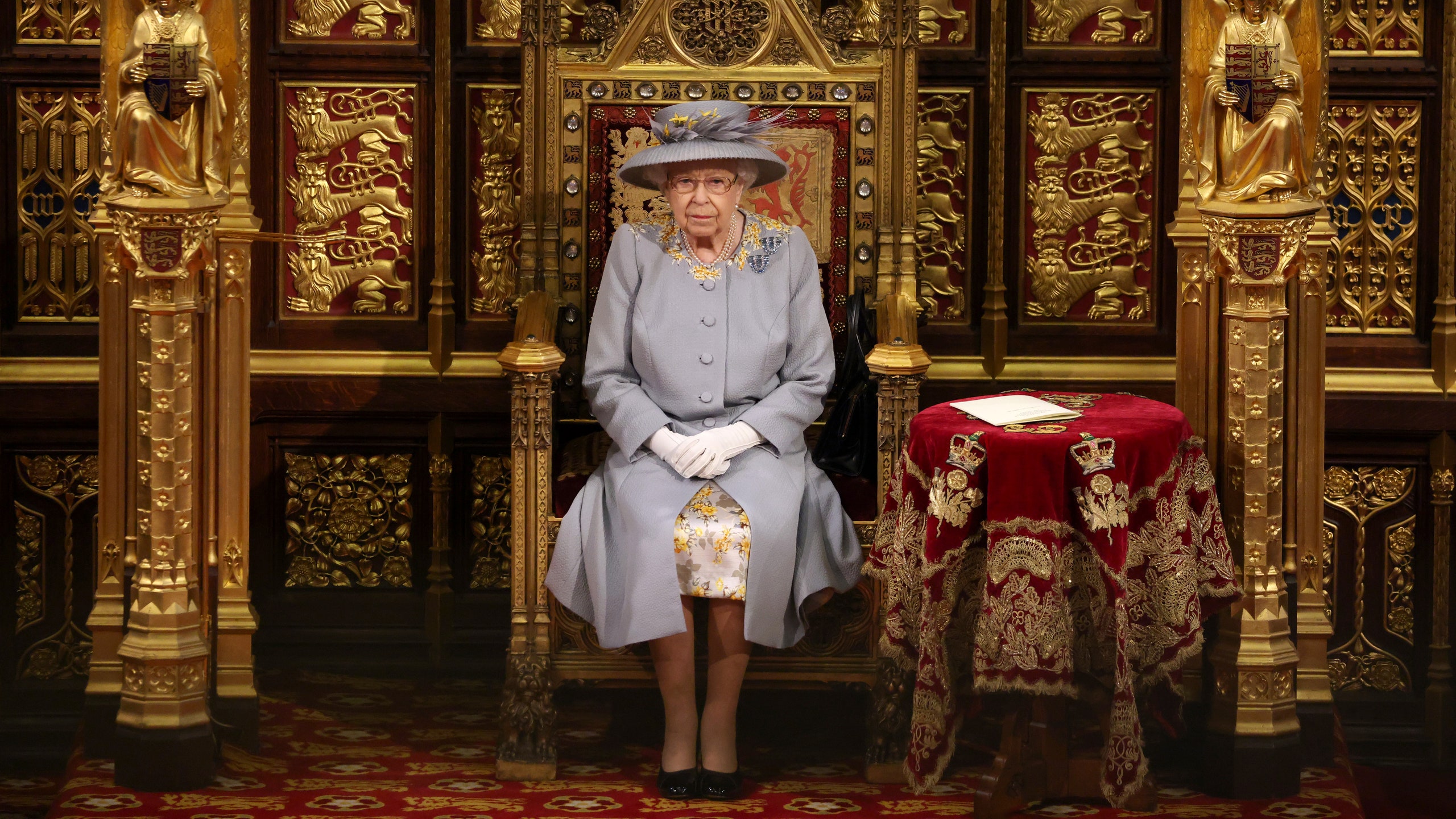 Елизавета II выступила с тронной речью в британском парламенте