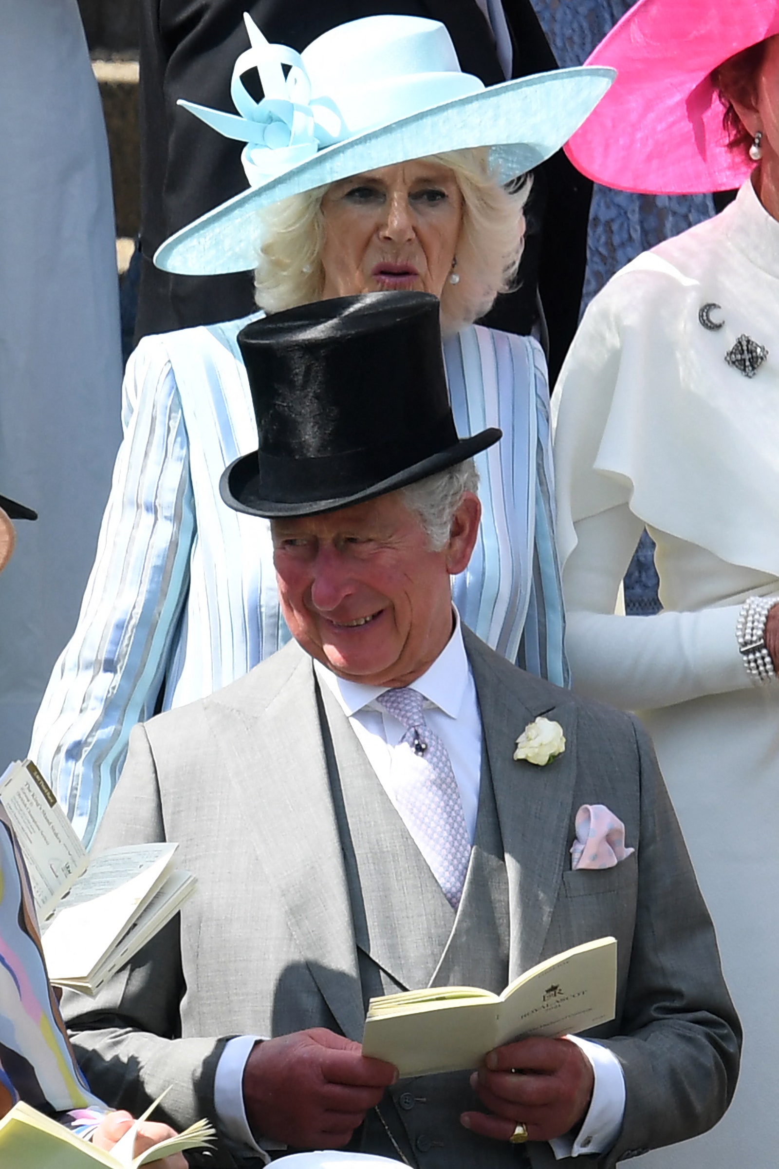 Принц Чарльз и герцогиня Корнуолльская прибыли на машине а не как обычно  в карете