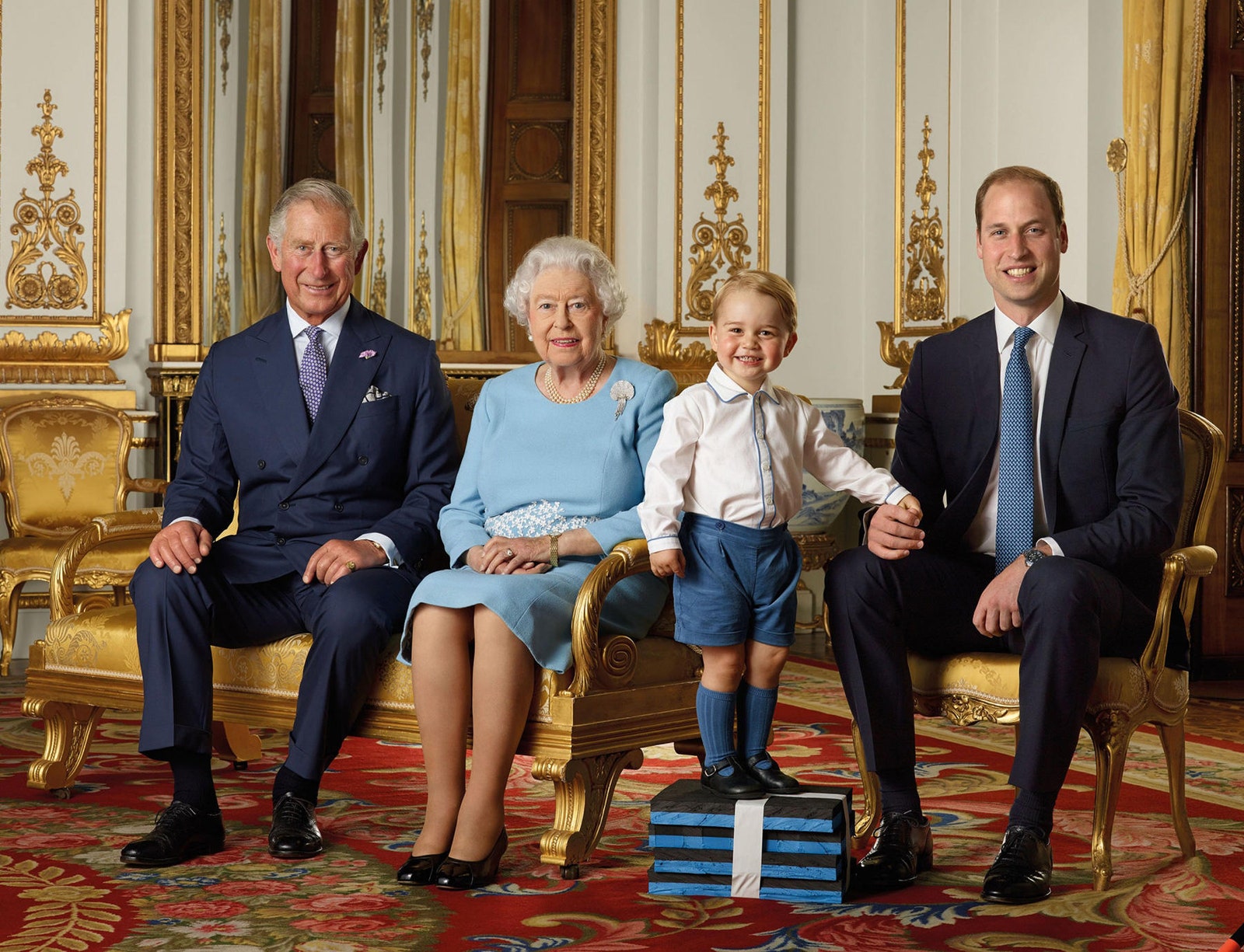 Четыре поколения семьи принц Чарльз Елизавета II принц Джордж и принц Уильям — семейный портрет по случаю 90летия королевы