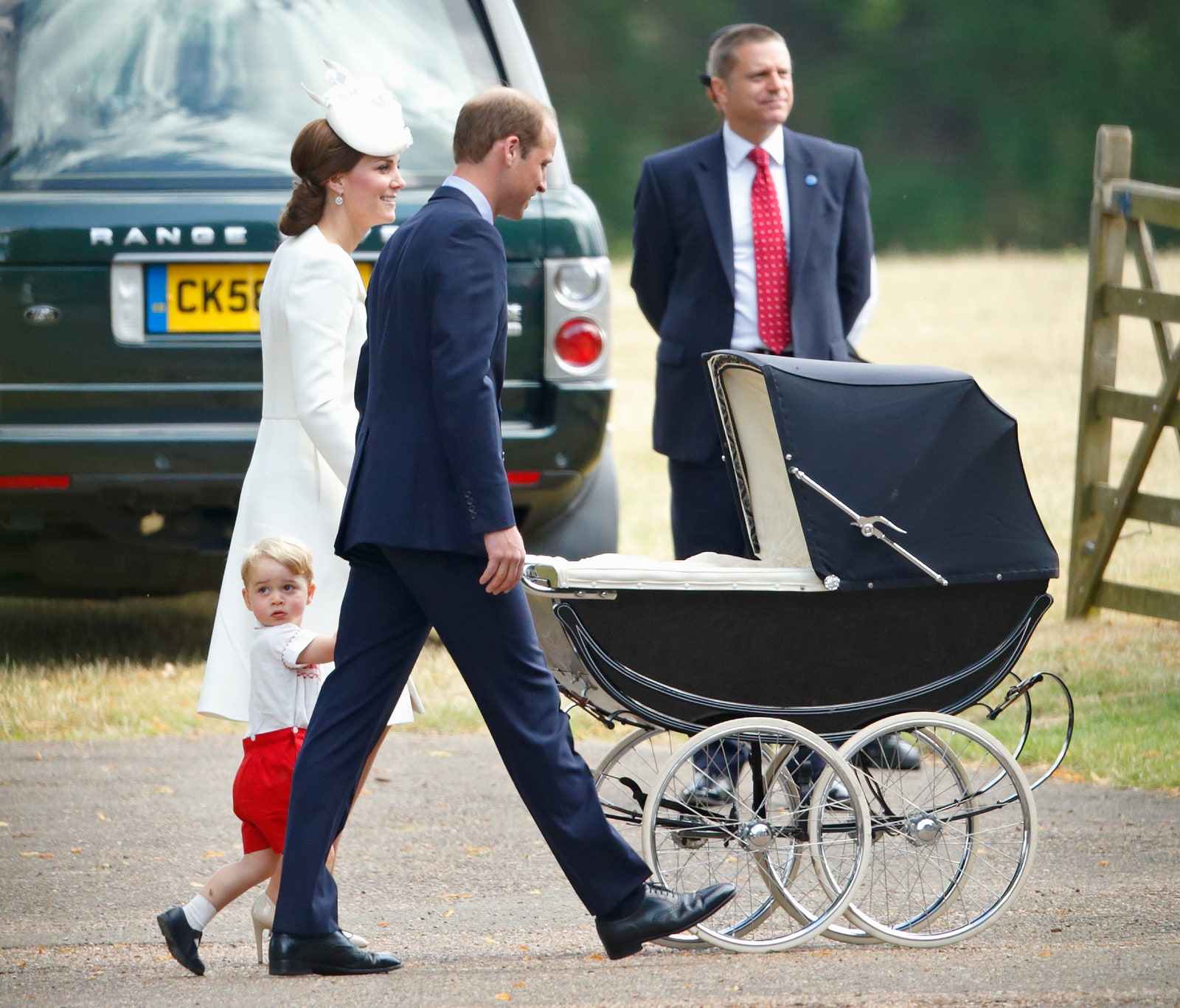 Герцог и герцогиня Кембриджские и принц Джордж с принцессой Шарлоттой в коляске Silver Cross в день ее крещения 2015.