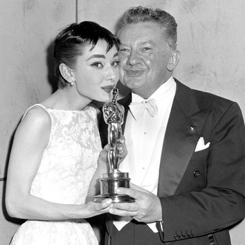 Посмотрите, как часто звезды целуют статуэтку «Оскара»